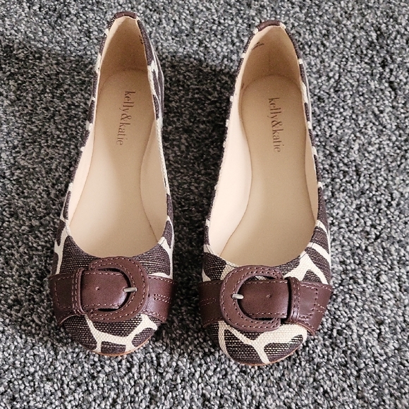 BRAND NEW Kelly & Katie Brown Giraffe Patterned Women's Flats Size 7 - Picture 1 of 6